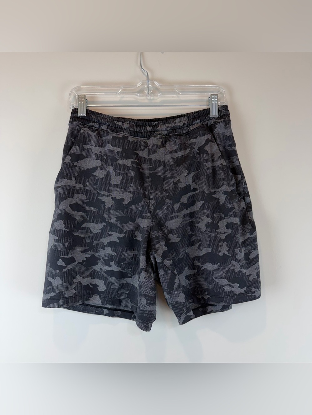 Lululemon Men’s Black Camo Athletic Athleisure Gym Pace Breaker Lined Shorts Med
